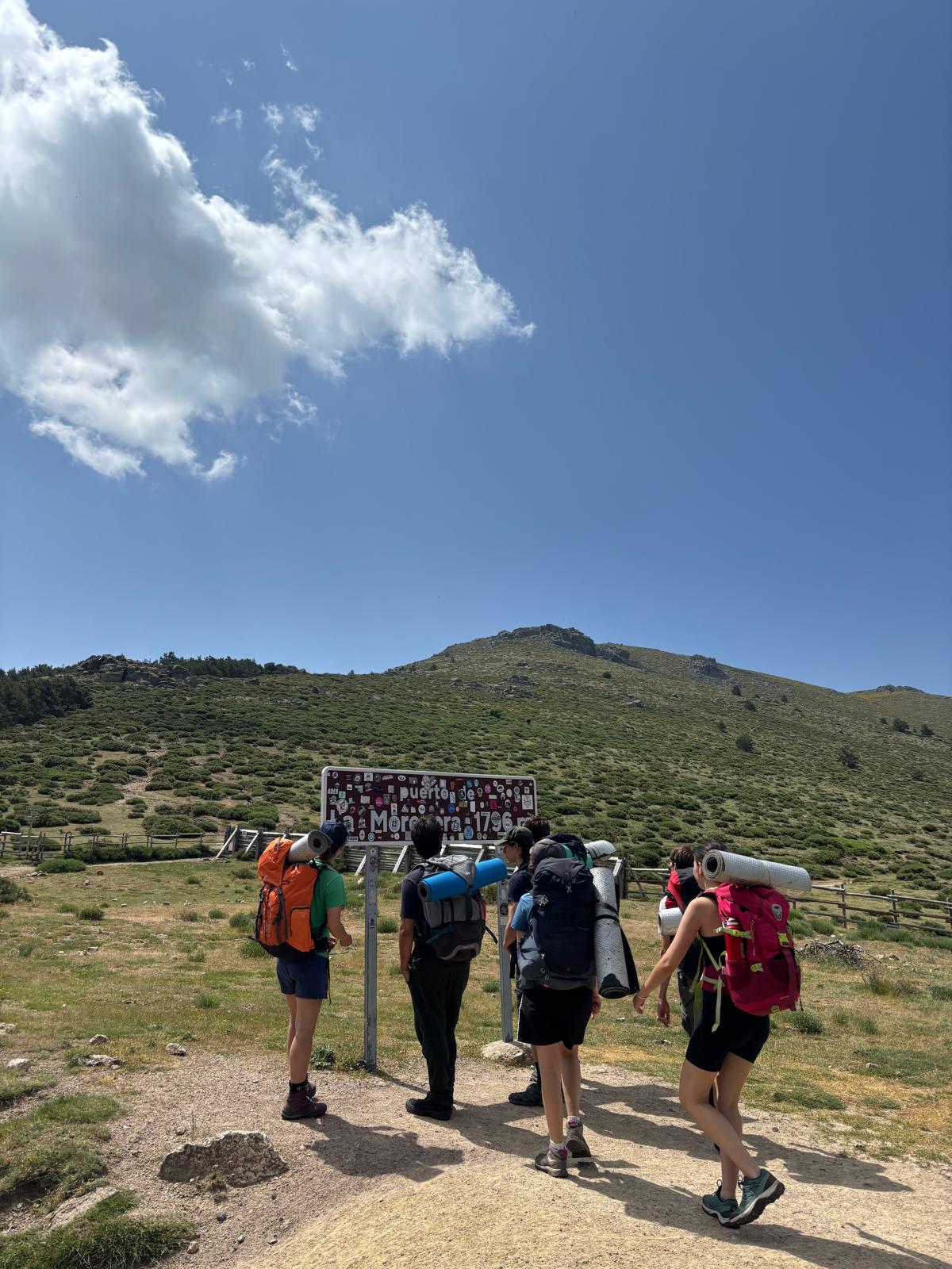 Scouts de ruta con mochilas en la montaña