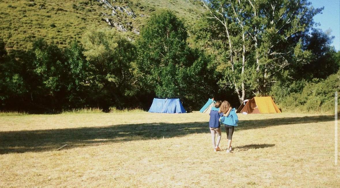 Campamento con tiendas en la naturaleza