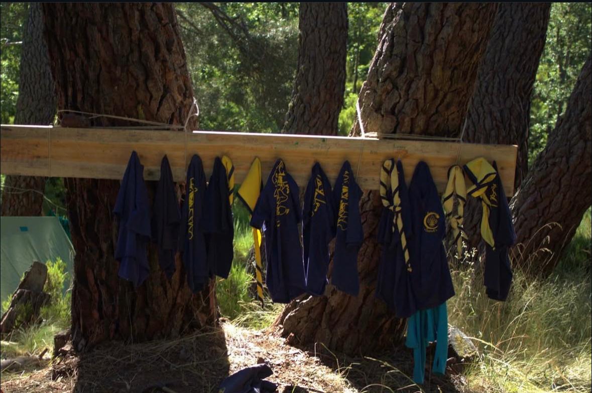 Uniformes y pañoletas scouts colgadas